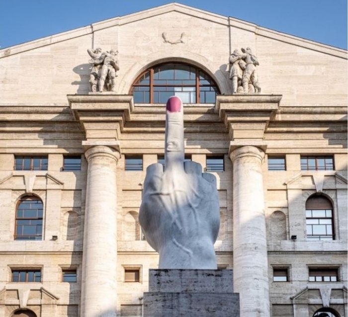 Vandalizan “El Dedo” de Maurizio Cattelan en Milán con un mensaje ecologista “contra los bancos italianos”