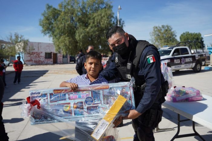 Policías de Ramos Arizpe celebran la navidad con la niñez del campo