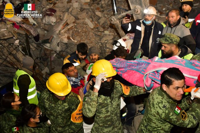 Brigada de la Sedena rescató a la primera persona con vida en Turquía