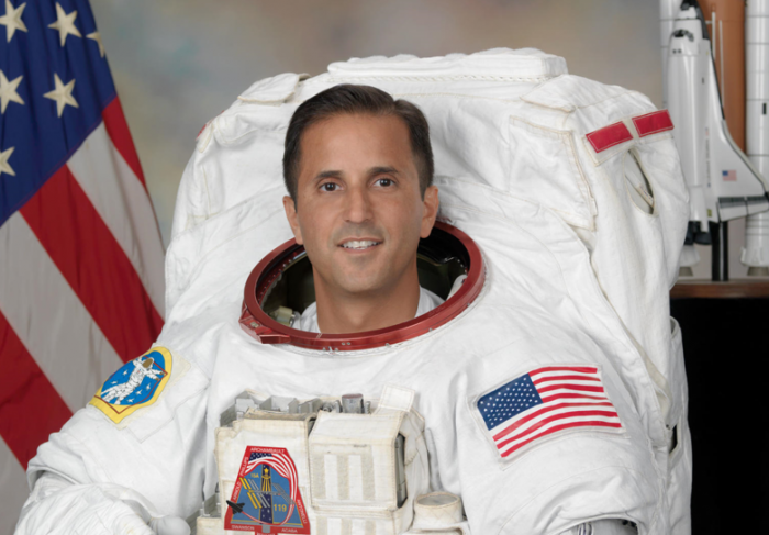 La NASA nombró por primera vez a un hispano como jefe de sus astronautas