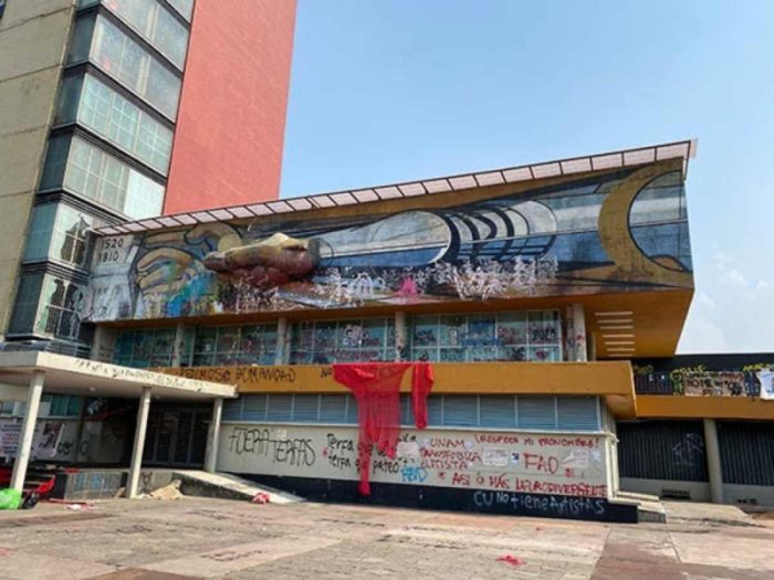 Encapuchados vandalizaron mural de Siqueiros en la UNAM y causaron destrozos en CU