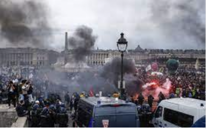 La detención de 13 sindicalistas, cacerolazos y disturbios agravan la crisis en Francia por la reforma de las pensiones