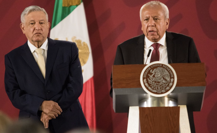 López Obrador evade los cuestionamientos sobre Francisco Garduño, el primer alto cargo de su Gobierno que enfrenta un proceso penal