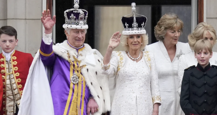 Carlos III fue coronado rey de Reino Unido: los monarcas saludaron desde el balcón del Palacio de Buckingham