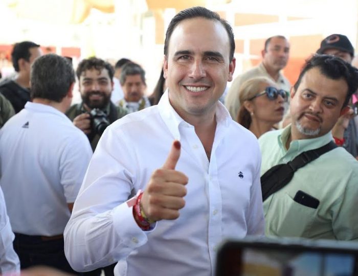 *Emite su voto Manolo Jiménez en Saltillo.*
