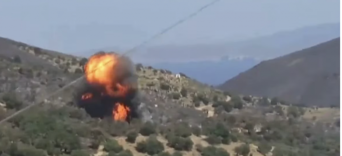 El momento en que se estrella el avión bombero que combatía los incendios en la isla griega de Evia
