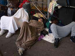 Crisis en Nueva York: la ciudad aloja a más de 100 mil personas sin hogar, casi el doble que hace dos años