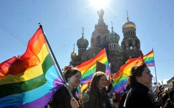 Rusia anula primer matrimonio de mismo sexo tras prohibición de cambio de género