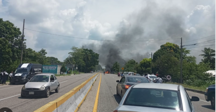 Reportaron enfrentamiento armado y vehículos incendiados en carretera de Tabasco