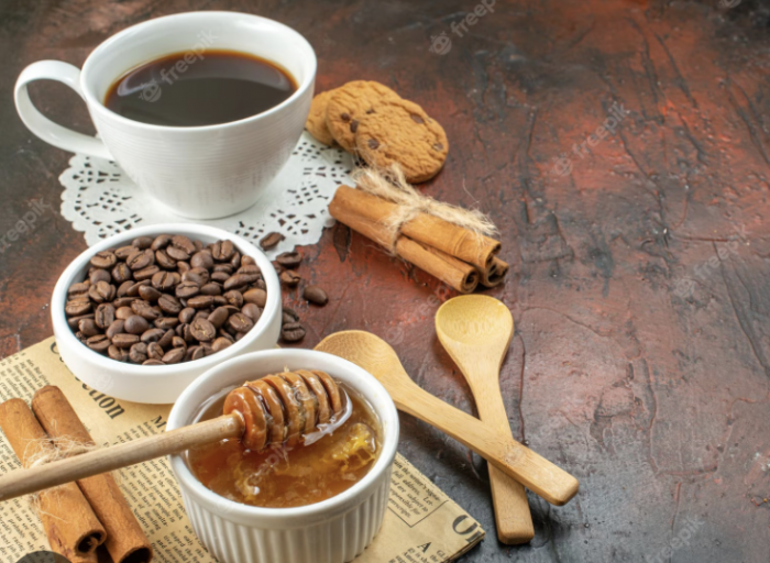 Café con miel o azúcar: ¿Con qué es más saludable endulzar?