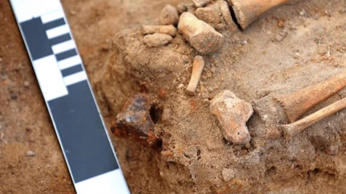 Arqueólogos descubrieron un “niño vampiro” del siglo XVII con un tobillo atado con candado: temían que pudiera levantarse de su tumba