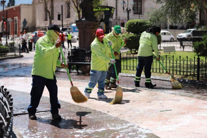 Dejan cuadrillas municipales limpia la zona centro tras festividades