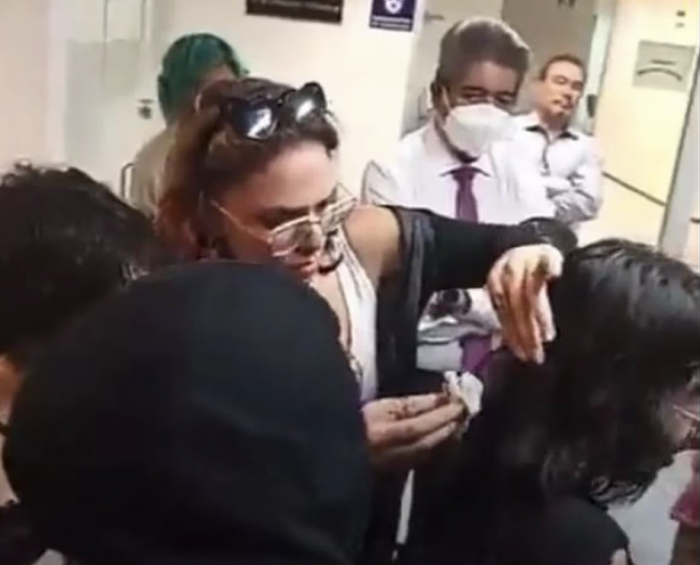 Captan chinche en el cabello de una alumna de la UNAM en plena discusión para suspender las clases por la plaga