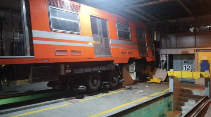 Vuelve a chocar el Metro: Tren se estrella en talleres de la Línea 6; la conductora salió herida