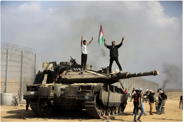 Israel en guerra: Hamas se infiltró, asesinó y secuestró decenas de civiles y desfila por Gaza con cadáveres de soldados