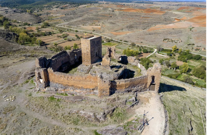 El único pueblo excomulgado y maldito de España: tiene un castillo ‘embrujado’ e inspiró a Bécquer