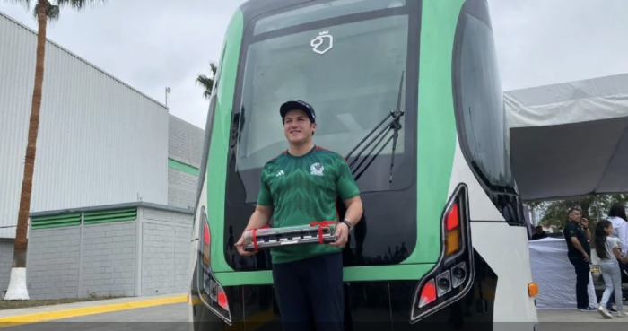 Presenta Samuel García tren eléctrico para la Línea 5 del Metro