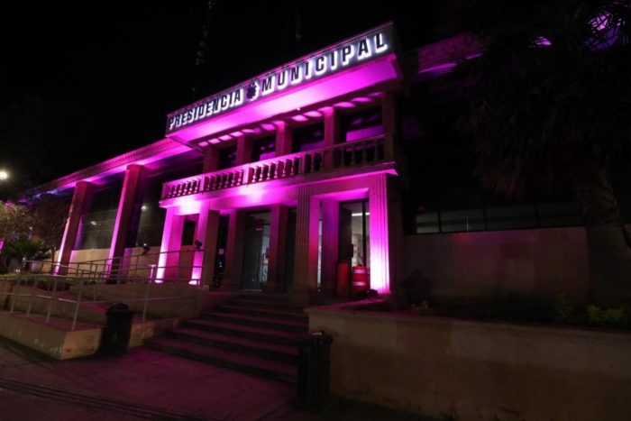 Se ilumina de rosa la Presidencia Municipal de Saltillo