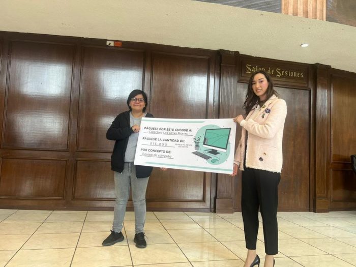 La diputada Lizbeth Ogazón entrega cheque de apoyo a Colectivo “Lxs otrxs Morrxs” para equipo de Cómputo.