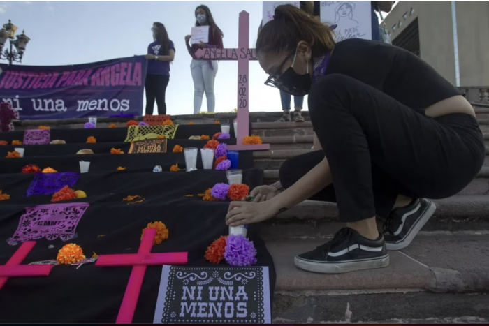 Altares de Día de Muertos se llenan de cruces rosas: sexenio de AMLO supera los 4 mil 500 feminicidios