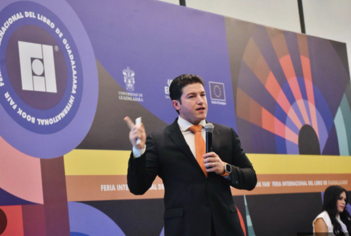 Entre aplausos, Samuel García critica programas sociales de AMLO mientras presenta su libro