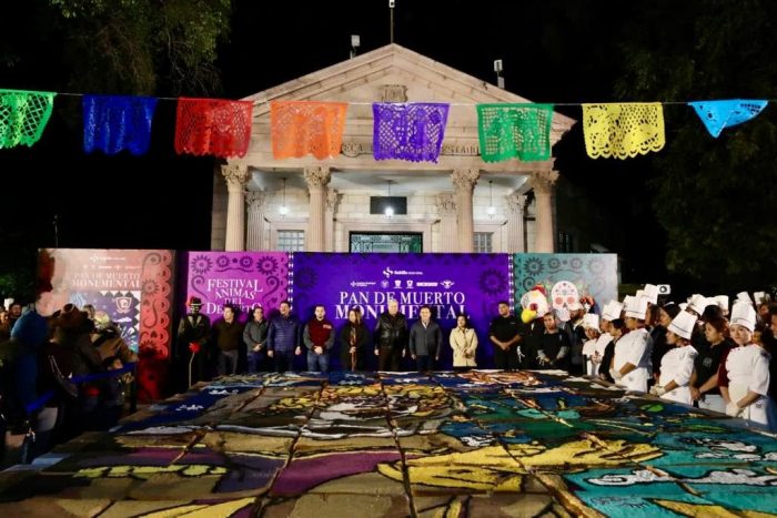 Presentan Chema Fraustro y estudiantes Pan de Muerto Monumental