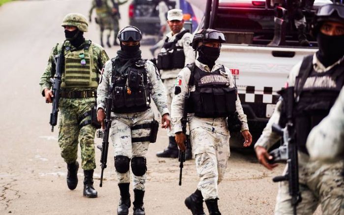Captan a presuntos elementos de la Guardia Nacional torturando a una persona en Michoacán