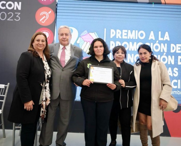 Entrega Chema Fraustro Premio a la Inclusión