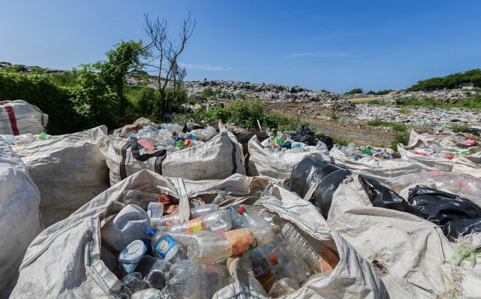 La costa mexicana se inunda de plásticos