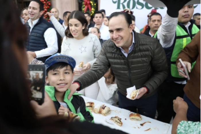 Comparten Rosca de Reyes en Villamagia Coahuila