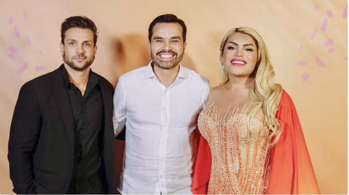 Álvarez Máynez aparece con Wendy Guevara en el Carnaval de Campeche; pide “cambiar estereotipos”