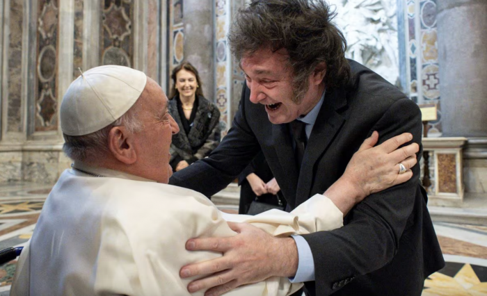 Javier Milei entierra con un abrazo en el Vaticano la campaña de descalificativos al papa Francisco