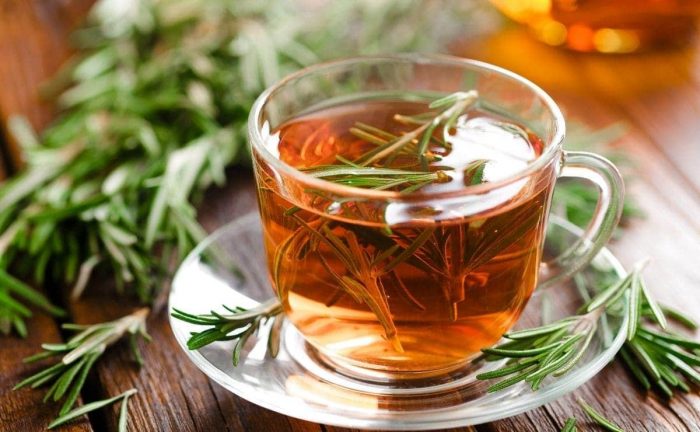 ¿Para qué sirve tomar té de romero en ayunas?