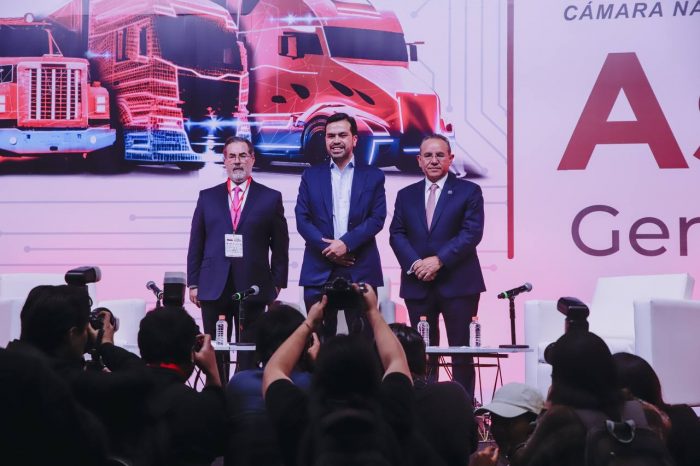 Álvarez Máynez promete a transportistas mitigar la inseguridad en carreteras e invertir en infraestructura