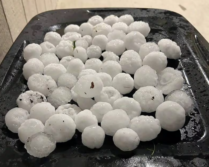 ‘Granizo gorila’: Así son las enormes bolas de hielo que dejó una tormenta en Kansas y Missouri