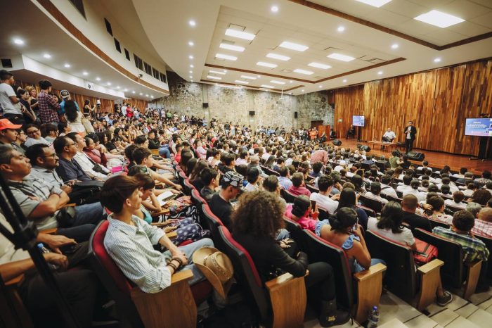 "Máynez Presidente"así recibe la Universidad de Guadalajara al candidato Presidencial.
