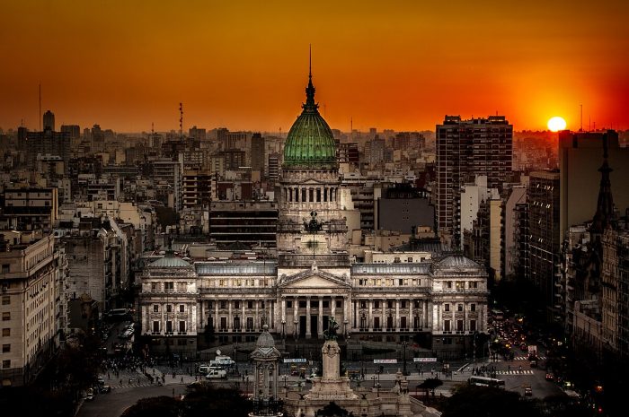 Congreso de Argentina aprueba ley ómnibus; permite privatización de empresas públicas