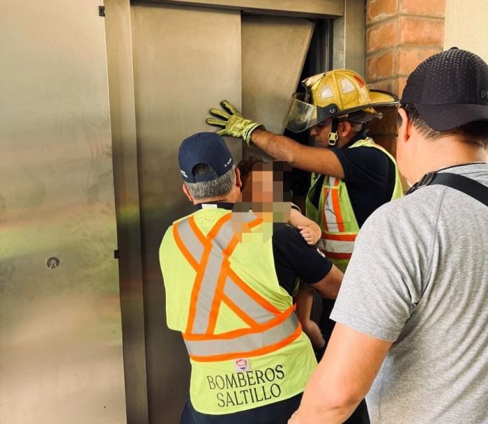 Rescata Protección Civil y Bomberos a personas atrapadas en elevador