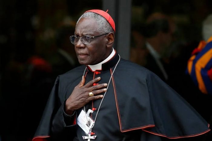 ¿Quién es Robert Sarah, el cardenal africano que podría suceder al Papa Francisco?