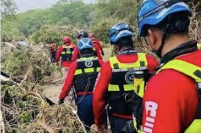 Bombero y rescatistas de Coahuila llegaron a Texas para labores de búsqueda y rescate tras las inundaciones repentinas