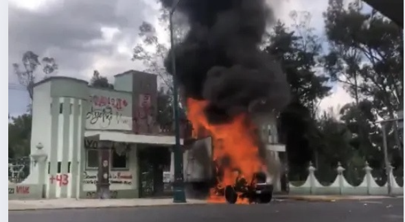 Normalistas derriban puerta del Campo Militar 1 en Naucalpan: estrellan camión y le prenden fuego