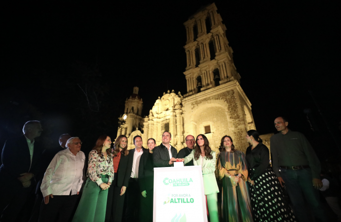 Iluminan Gobierno e Iniciativa Privada la Catedral de Santiago Apóstol