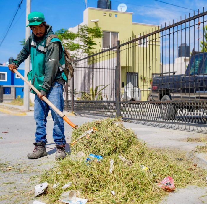Continúa limpieza y deshierbe en plazas y calles de Ramos Arizpe