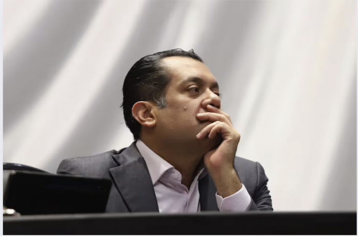 Titular del OIC del INE huye a cuestionamientos por investigación a consejeras denunciadas por Morena