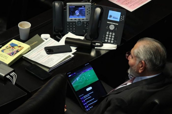 Adán Augusto López ve el futbol mientras comparece el secretario de Hacienda