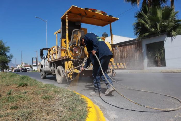 Pinta Saltillo camellones centrales para reforzar la seguridad vial