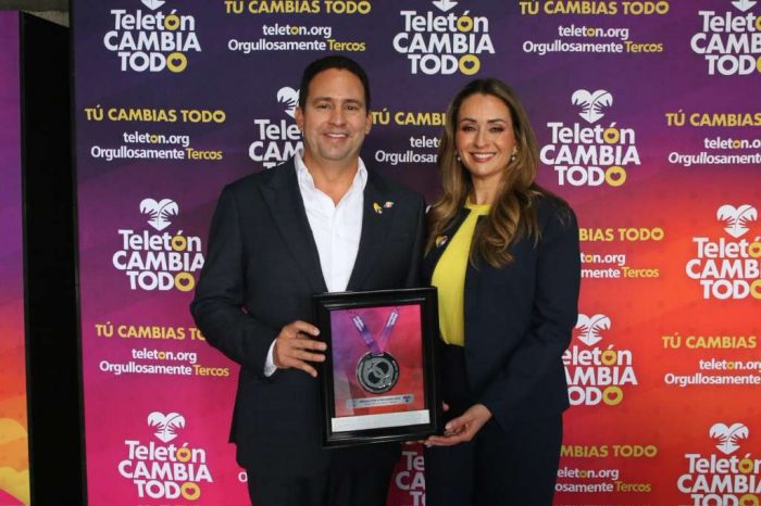 Reciben Javier y Luly, Medalla por la Inclusión “Gilberto Rincón Gallardo-Teletón 2025”