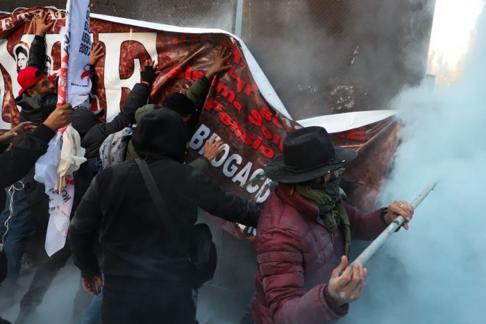 Intenta CNTE derribar valla en Palacio Nacional; son replegados con gases