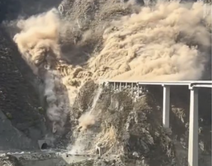 Colapsa  puente Hongqi, de 758 metros de longitud China