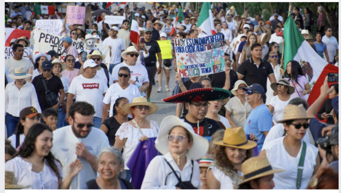 Marcha de ‘Generación Z’: Policías ‘encapsulan’ a manifestantes en Reforma para que no lleguen al desfile